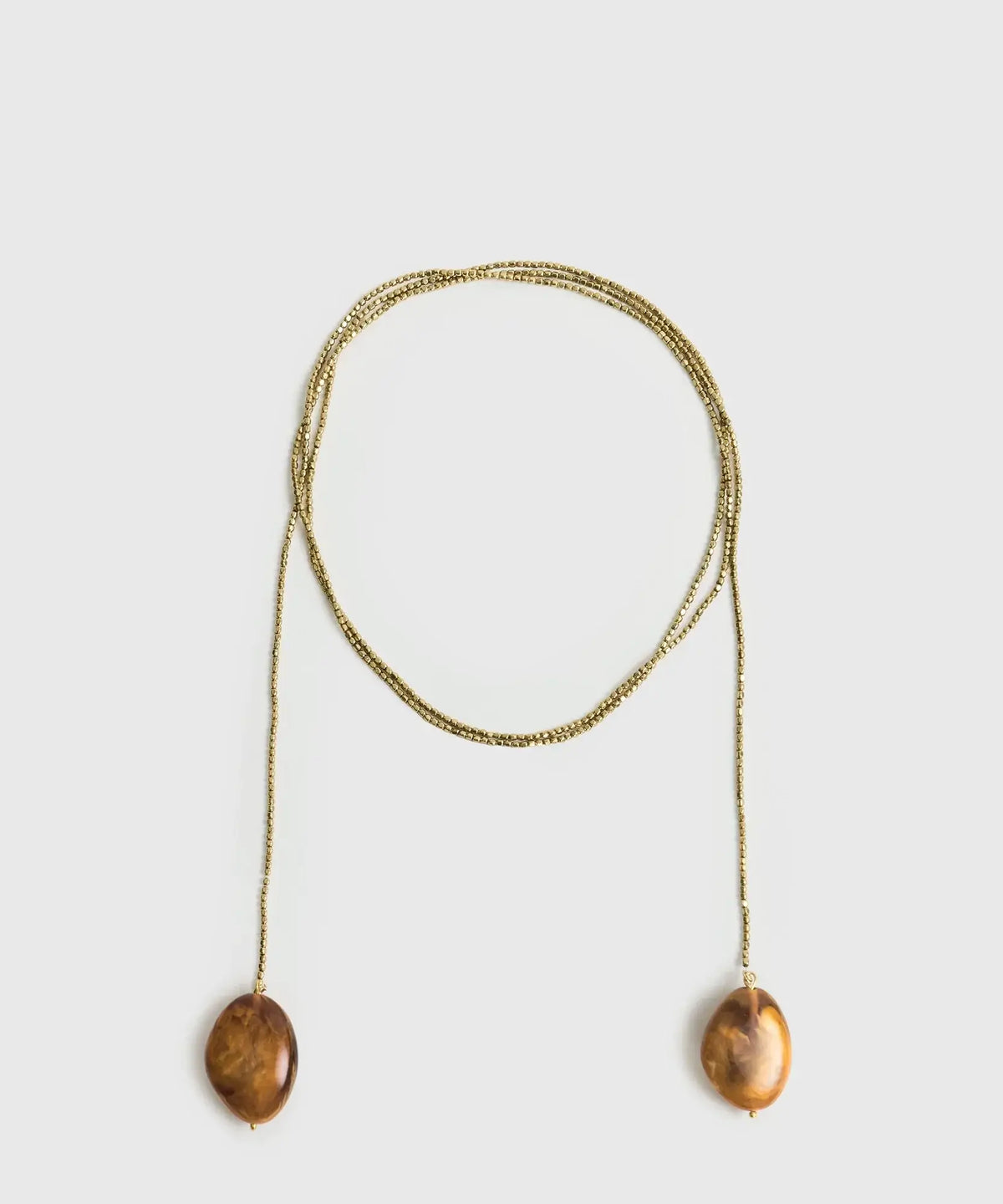 Collar Envolvente largo con mostacillas y piedras de resina, diseño elegante y moderno.