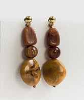 Aros Largos Piedras de Lounge, largos con tres piedras grandes en tonos marrones y dorados.