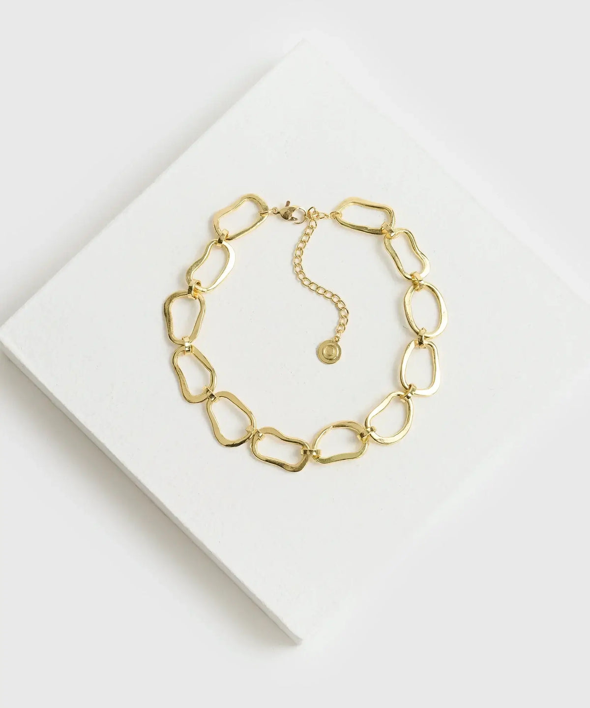 Collar Choker Óvalos de Lounge, choker dorado con eslabones gruesos de óvalos irregulares, elegante y moderno.