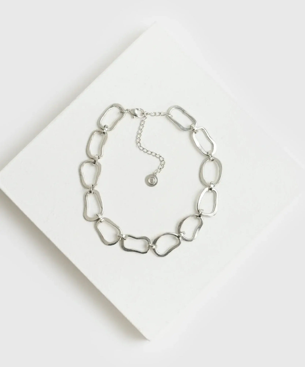 Collar Choker Óvalos de Lounge, con eslabones gruesos de óvalos irregulares, elegante y moderno.