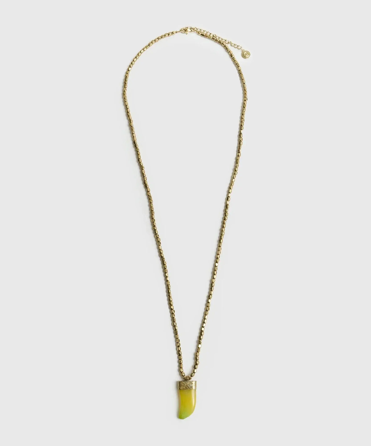 Collar Mostacillas Boho, collar largo de mostacillas y charm en forma de colmillo, marca Lounge.