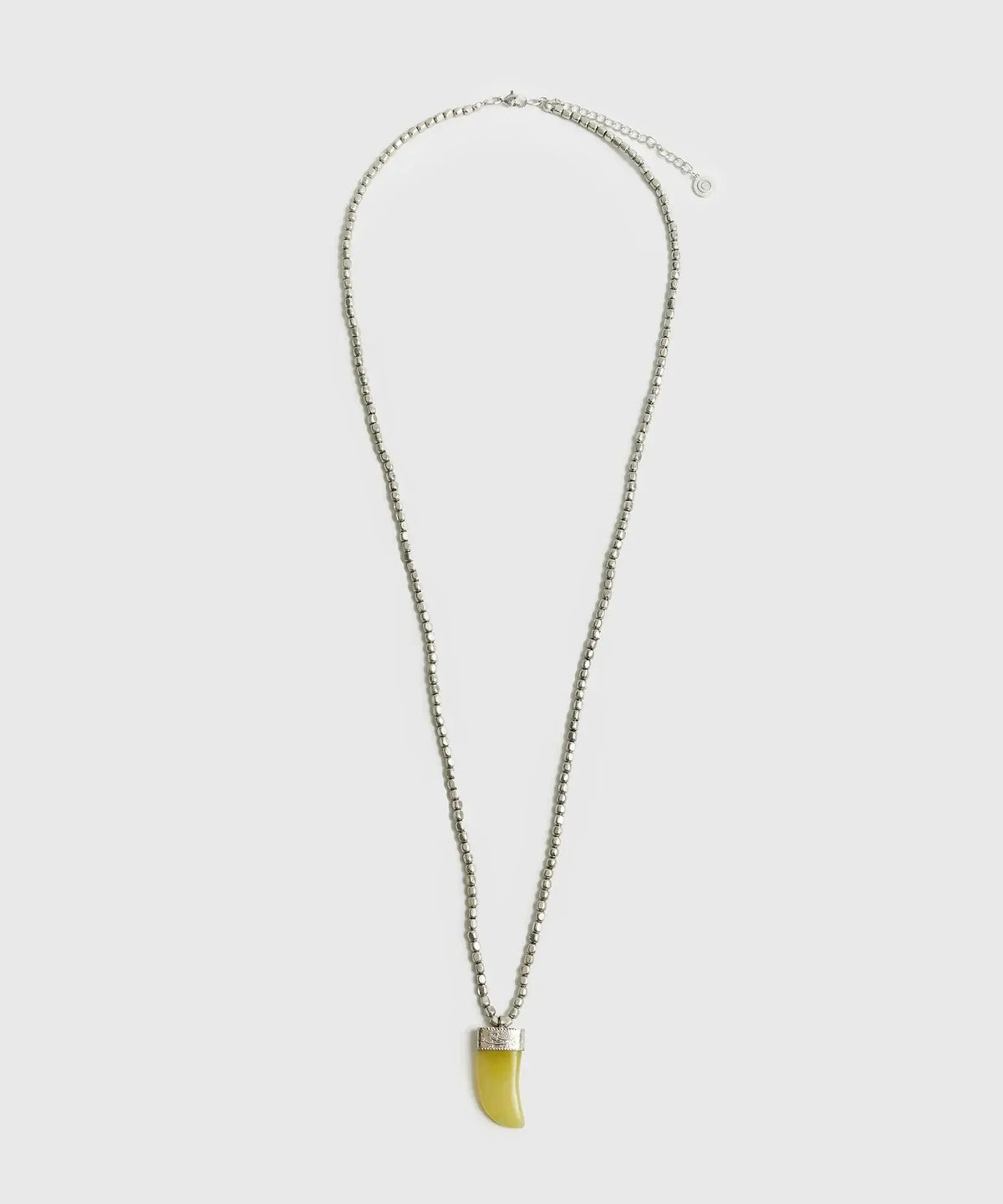 Collar Mostacillas Boho de Lounge con charm en forma de colmillo, diseño largo y elegante.