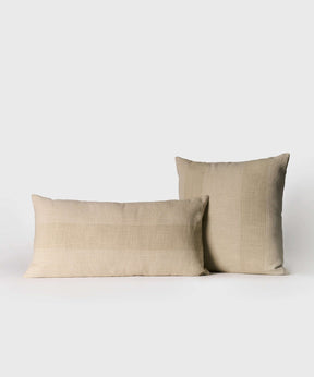 Cojín Líneas Bordadas en algodón con diseño elegante, disponible en tamaño 45 cm x 45 cm.