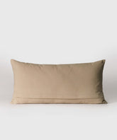 Cojín Líneas Bordadas de algodón con líneas bordadas, tamaño 30 cm x 60 cm, marca Lounge.
