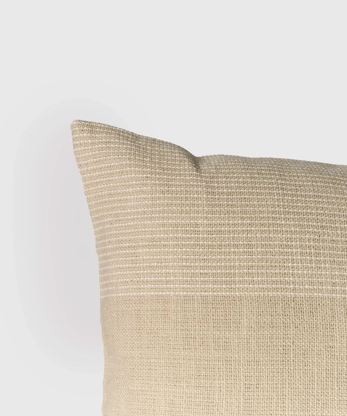 Cojín Líneas Bordadas de algodón con bordado en color beige, marca Lounge, tamaño 30 cm x 60 cm.