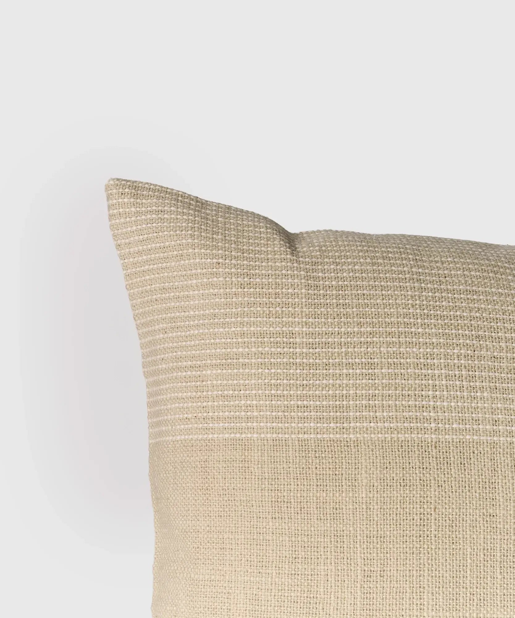 Cojín Líneas Bordadas de algodón con bordado en color beige, marca Lounge, tamaño 30 cm x 60 cm.