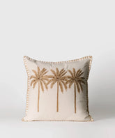 Cojín Palmeras Con Mostacillas de algodón con palmeras bordadas y mostacillas, tamaño 45 cm x 45 cm, marca Lounge.