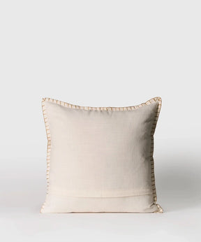 Cojín Palmeras Con Mostacillas de Lounge, bordado con palmeras y mostacillas, tamaño 45 cm x 45 cm.