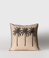 Cojín Palmeras Con Mostacillas de Lounge, con bordado de palmeras y mostacillas, tamaño 45 cm x 45 cm.