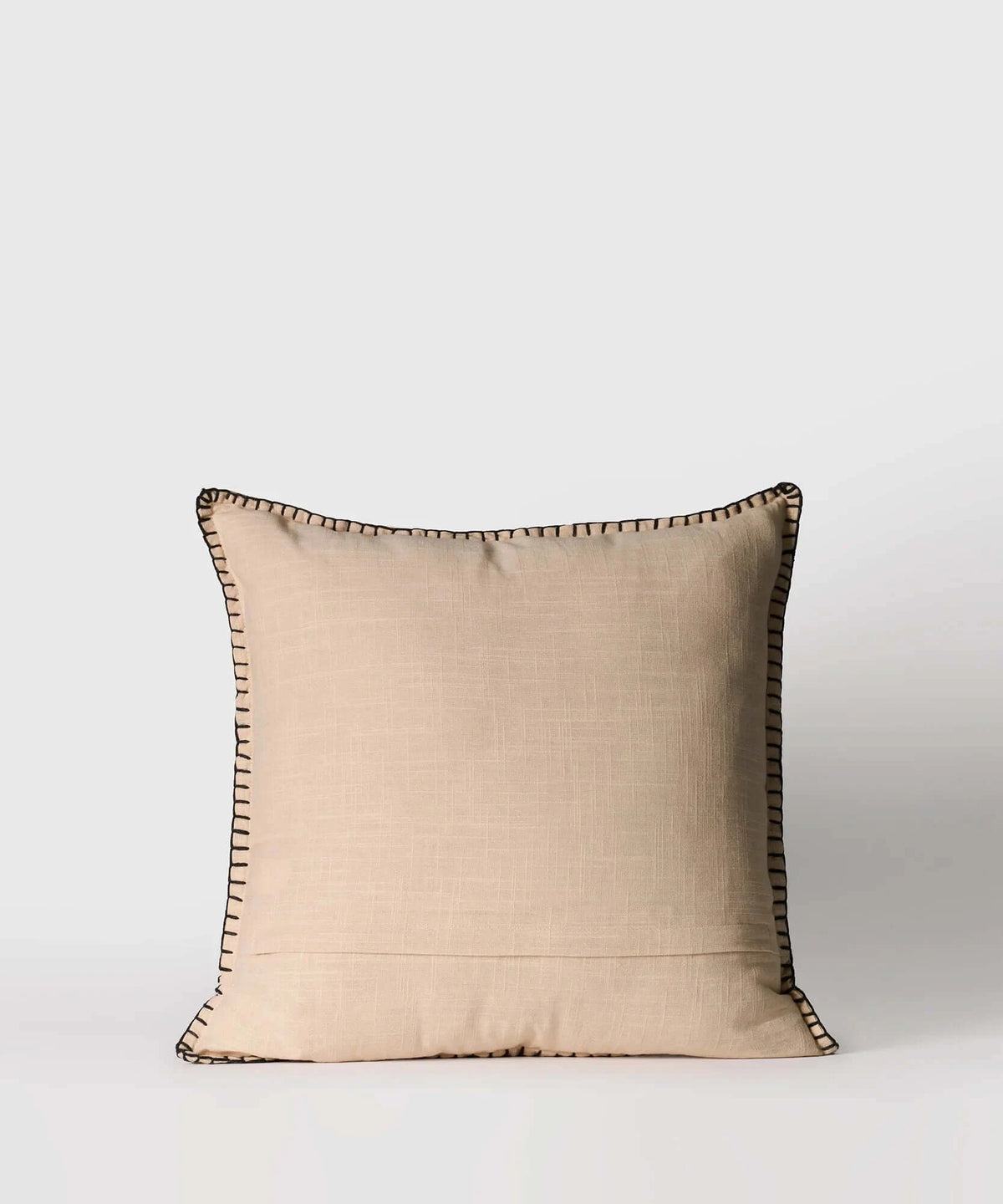 Cojín Palmeras Con Mostacillas de algodón con palmeras bordadas y mostacillas de la marca Lounge.
