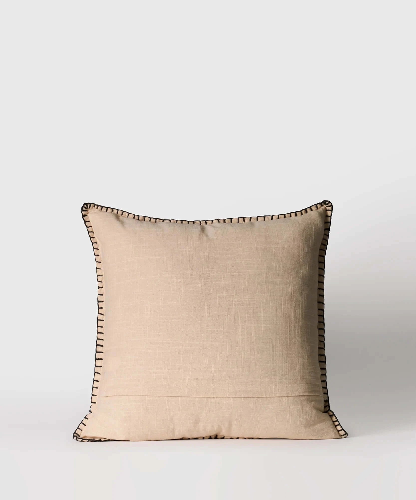 Cojín Palmeras Con Mostacillas de algodón con palmeras bordadas y mostacillas de la marca Lounge.
