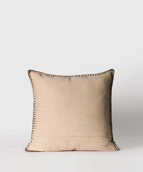Cojín Palmeras Con Mostacillas de algodón con palmeras bordadas y mostacillas de la marca Lounge.