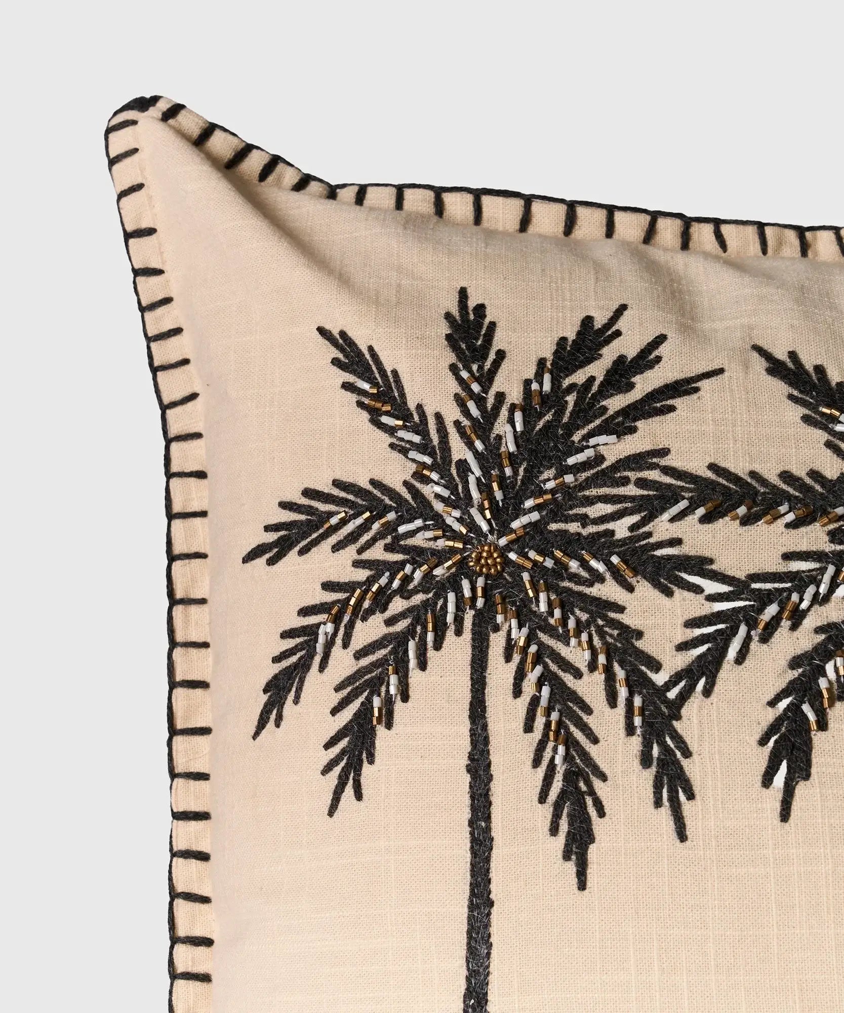 Cojín Palmeras Con Mostacillas de algodón con palmeras bordadas y mostacillas, marca Lounge, 45 cm x 45 cm.