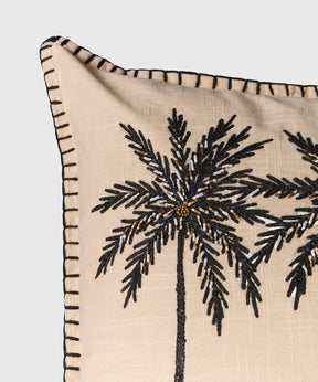 Cojín Palmeras Con Mostacillas de algodón con palmeras bordadas y mostacillas, marca Lounge, 45 cm x 45 cm.