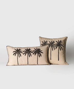Cojín Palmeras Con Mostacillas de Lounge, en algodón con palmeras bordadas, tamaño 45 cm x 45 cm.