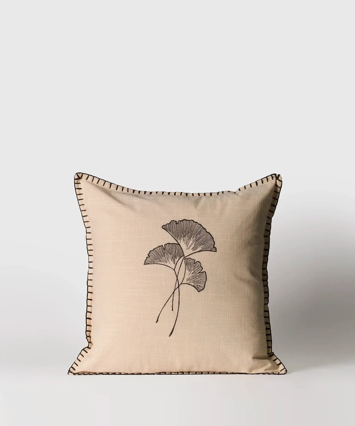Cojín Hojas de algodón con bordados de hojas, tamaño 45 x 45 cm, marca Lounge.