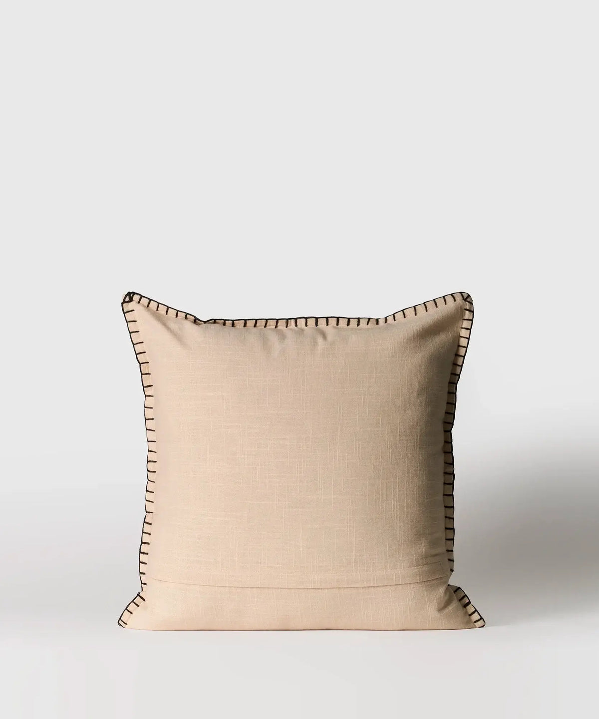 Cojín Hojas de algodón con bordados de hojas de la marca Lounge. Tamaño 45 x 45 cm.