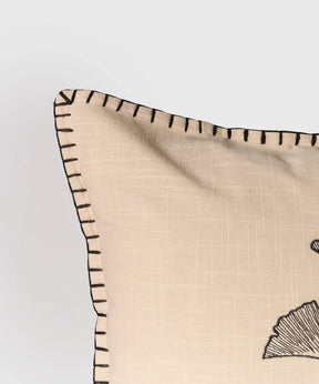 Cojín Hojas de algodón con bordados de hojas y costura en la orilla de la marca Lounge.