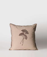 Cojín Hojas de algodón con bordados de hojas, marca Lounge, tamaño 45 x 45 cm.