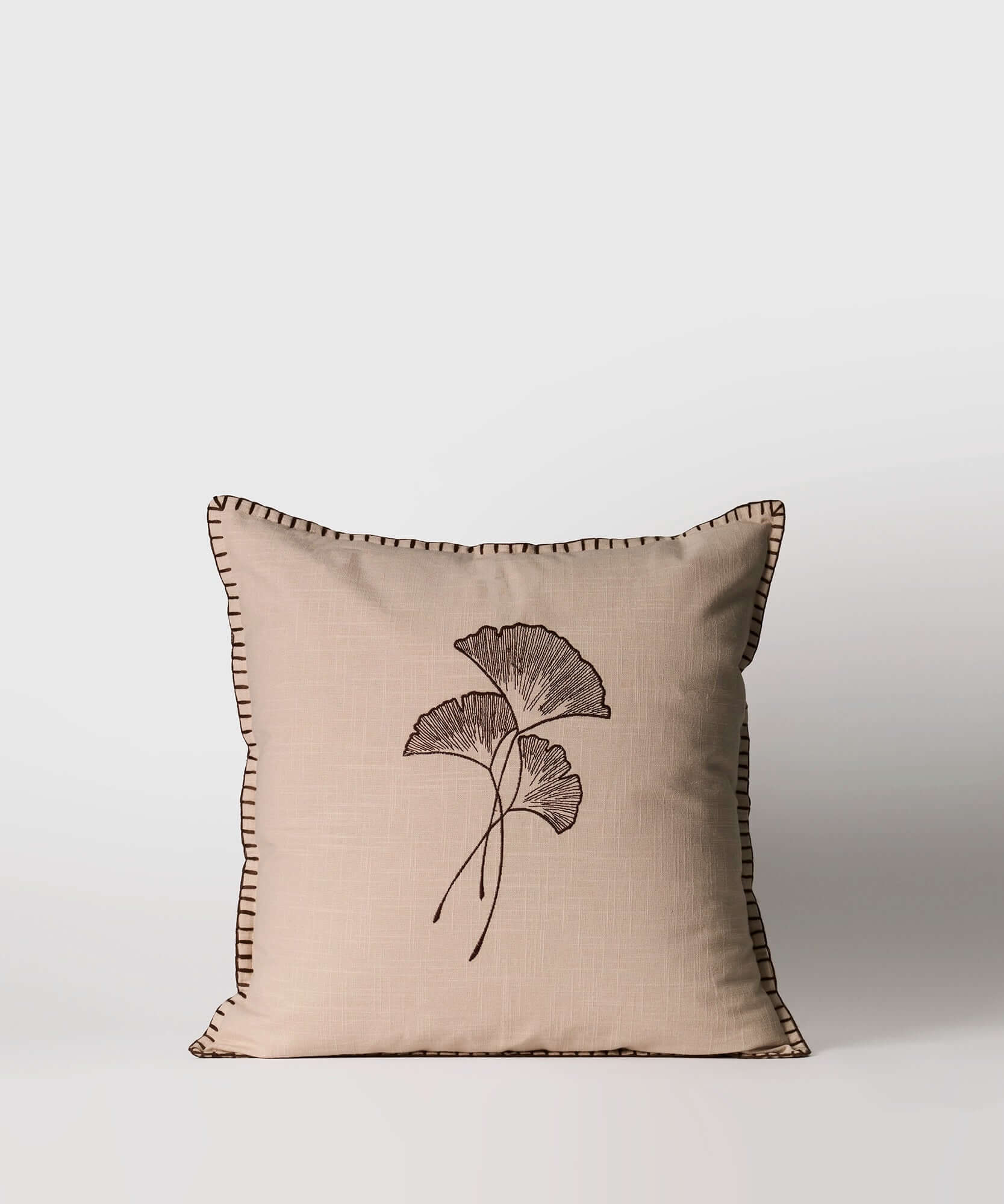 Cojín Hojas de algodón con bordados de hojas, marca Lounge, tamaño 45 x 45 cm.