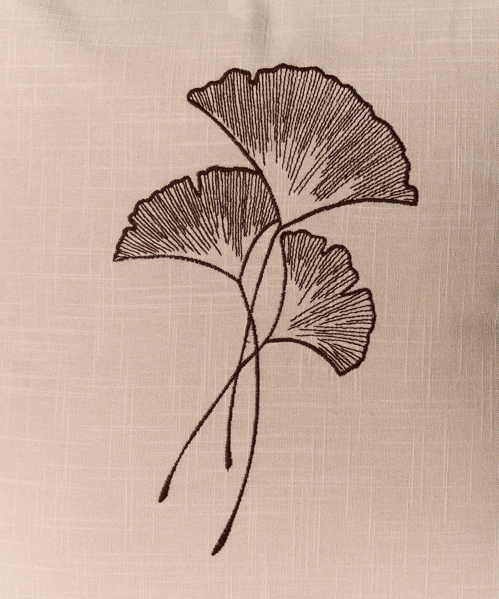 Cojín Hojas de algodón con bordados de hojas, marca Lounge, tamaño 45 x 45 cm.