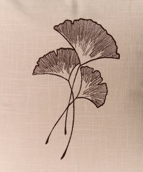 Cojín Hojas de algodón con bordados de hojas, marca Lounge, tamaño 45 x 45 cm.