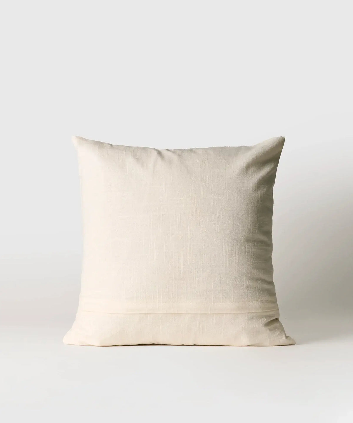 Cojín Libélulas de algodón con bordados, marca Lounge, 45x45 cm, color claro.