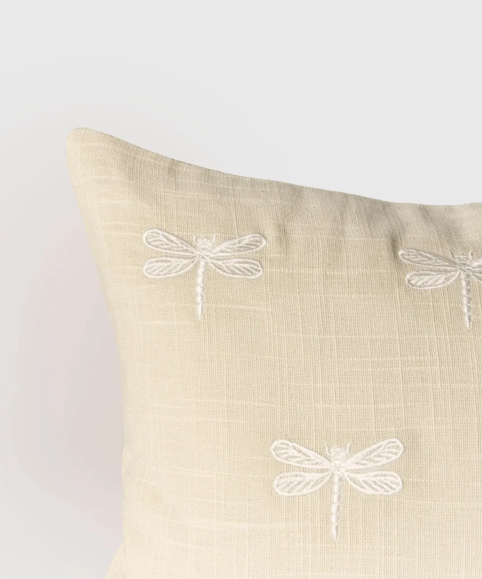 Cojín Libélulas de algodón con bordados, marca Lounge, tamaño 30 x 60 cm.
