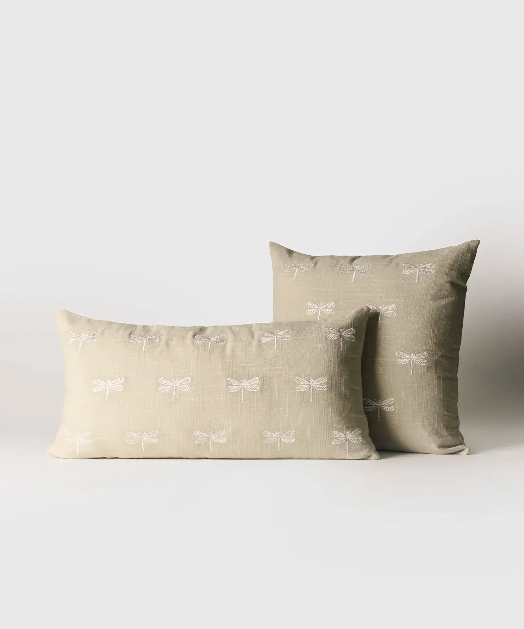 Cojín Libélulas de algodón con bordados de libélulas, marca Lounge, tamaño 30 x 60 cm.