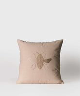 Cojín Abeja de algodón con bordados, tamaño 45 cm x 45 cm, de la marca Lounge.
