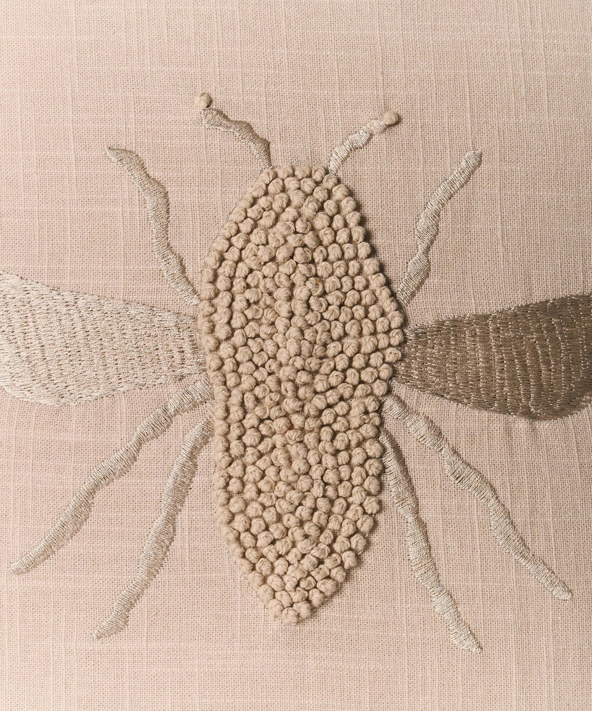 Cojín Abeja con bordados de abeja en algodón, marca Lounge, tamaño 45 cm x 45 cm.