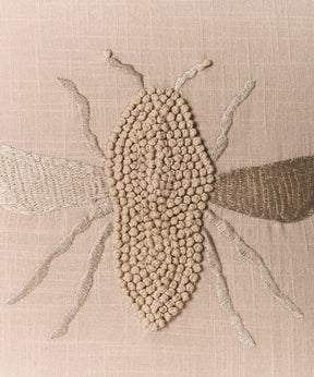 Cojín Abeja con bordados de abeja en algodón, marca Lounge, tamaño 45 cm x 45 cm.