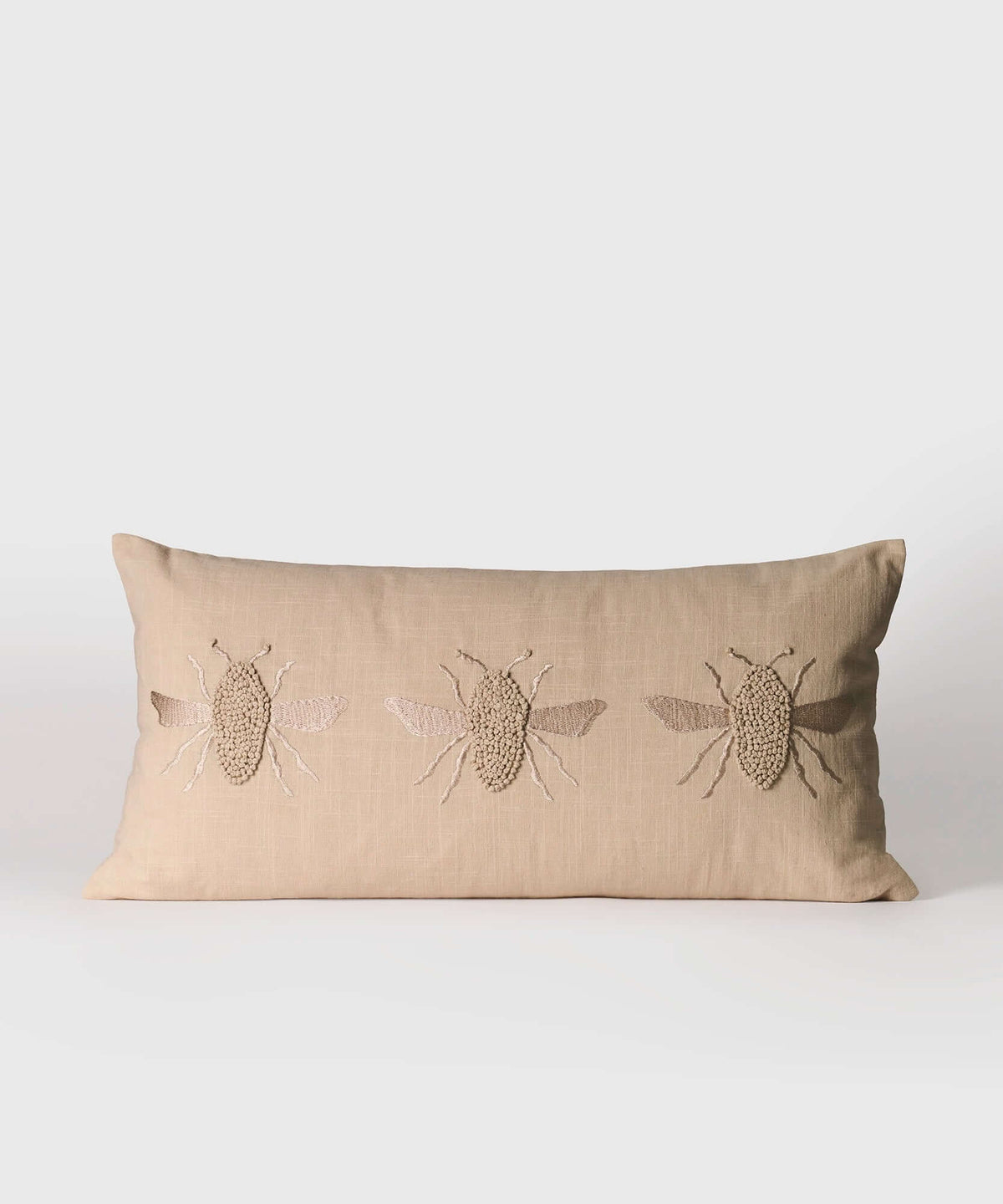 Cojín Abeja de algodón con bordados de abeja, tamaño 30 x 60 cm, marca Lounge.