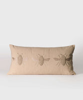 Cojín Abeja de algodón con bordados de abeja, tamaño 30 x 60 cm, marca Lounge.