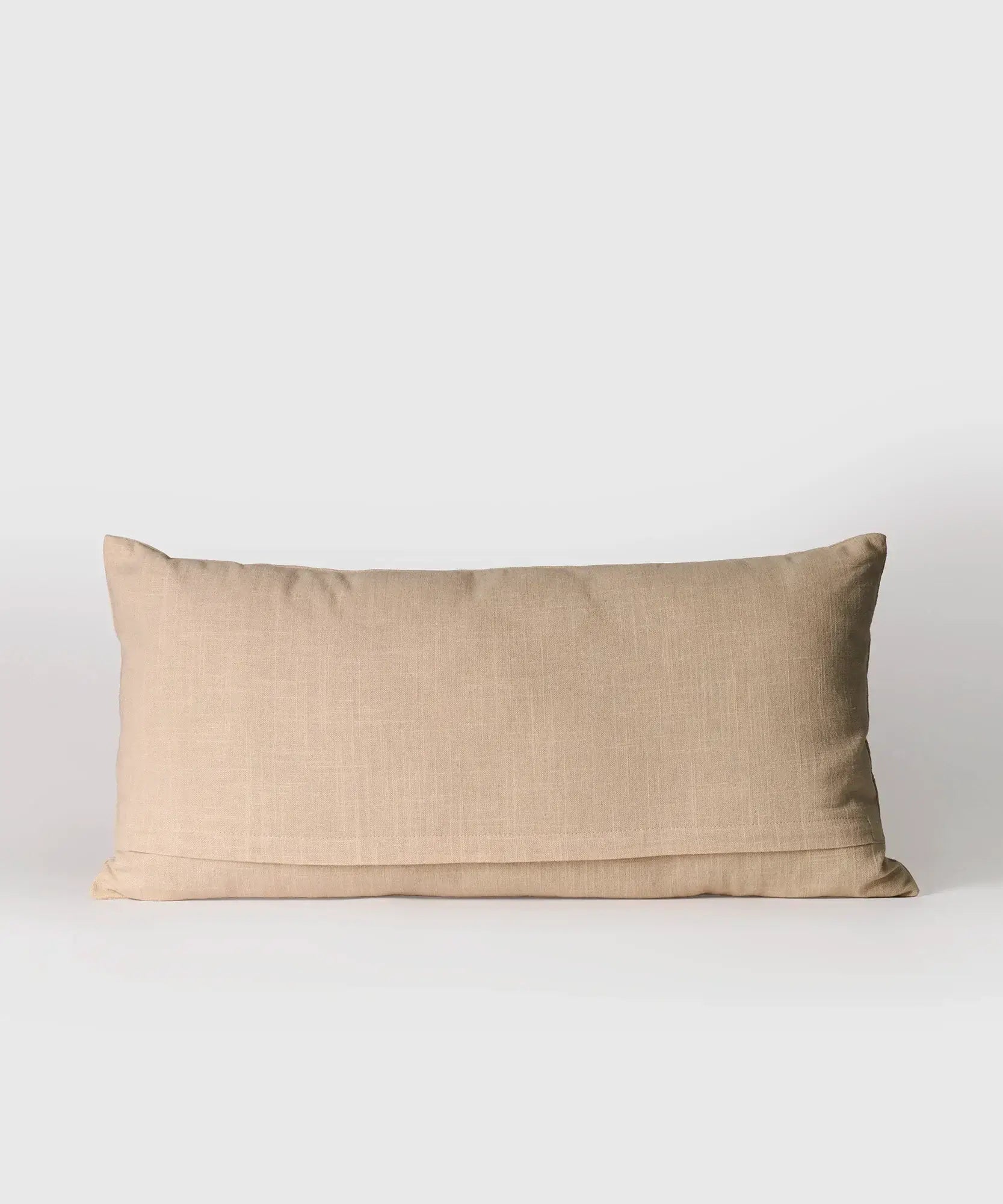 Cojín Abeja de algodón bordado, marca Lounge, en color beige, tamaño 30 x 60 cm.