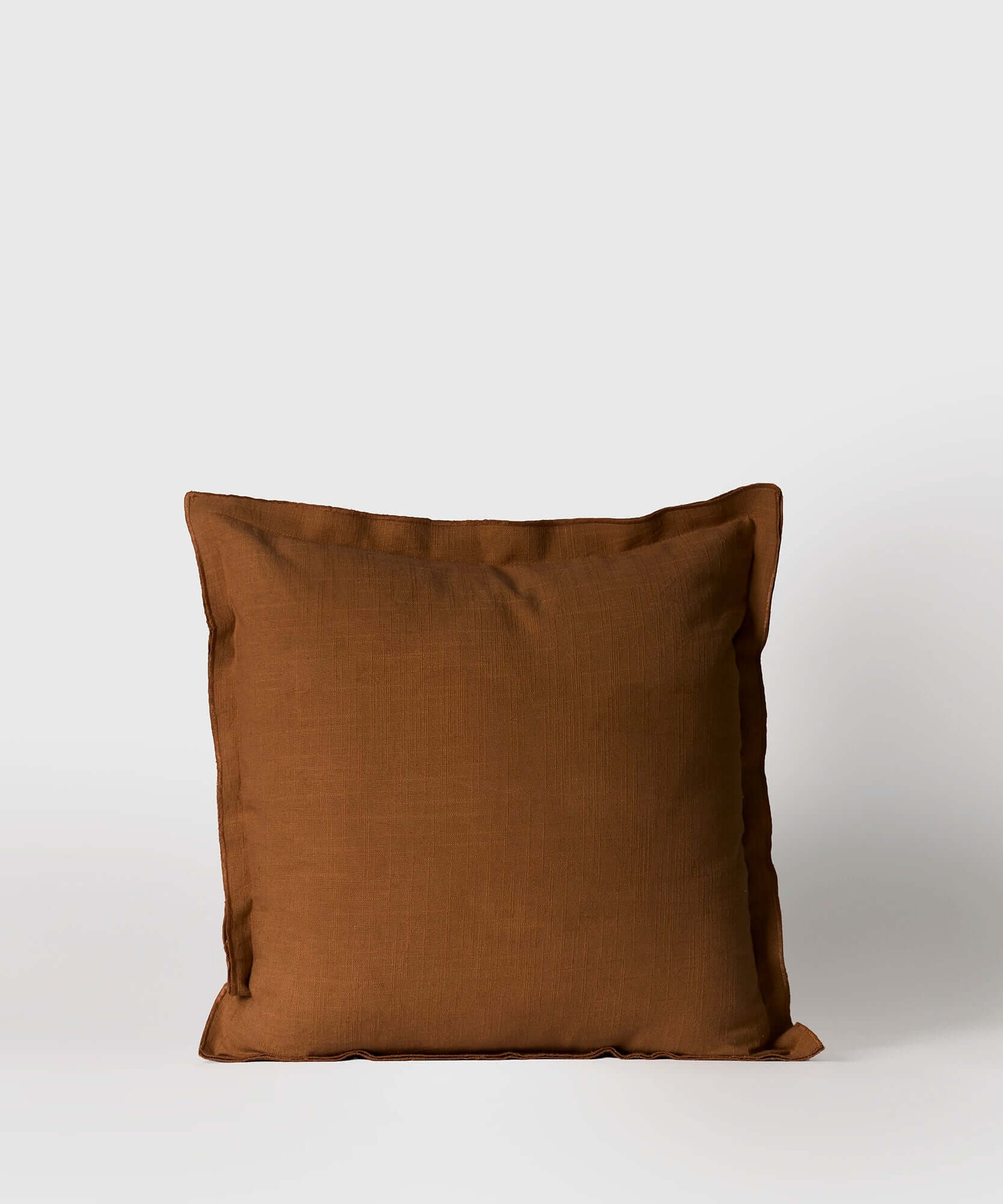 Cojín Básico de algodón unicolor en color marrón, 45 x 45 cm, ideal para decorar tu hogar.