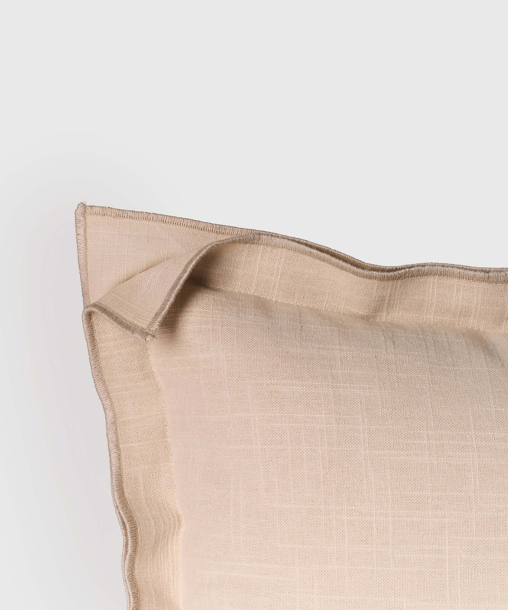 Cojín Básico de algodón unicolor en color beige, tamaño 30 x 60 cm con borde decorativo.