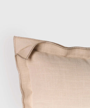 Cojín Básico de algodón unicolor en color beige, tamaño 30 x 60 cm con borde decorativo.