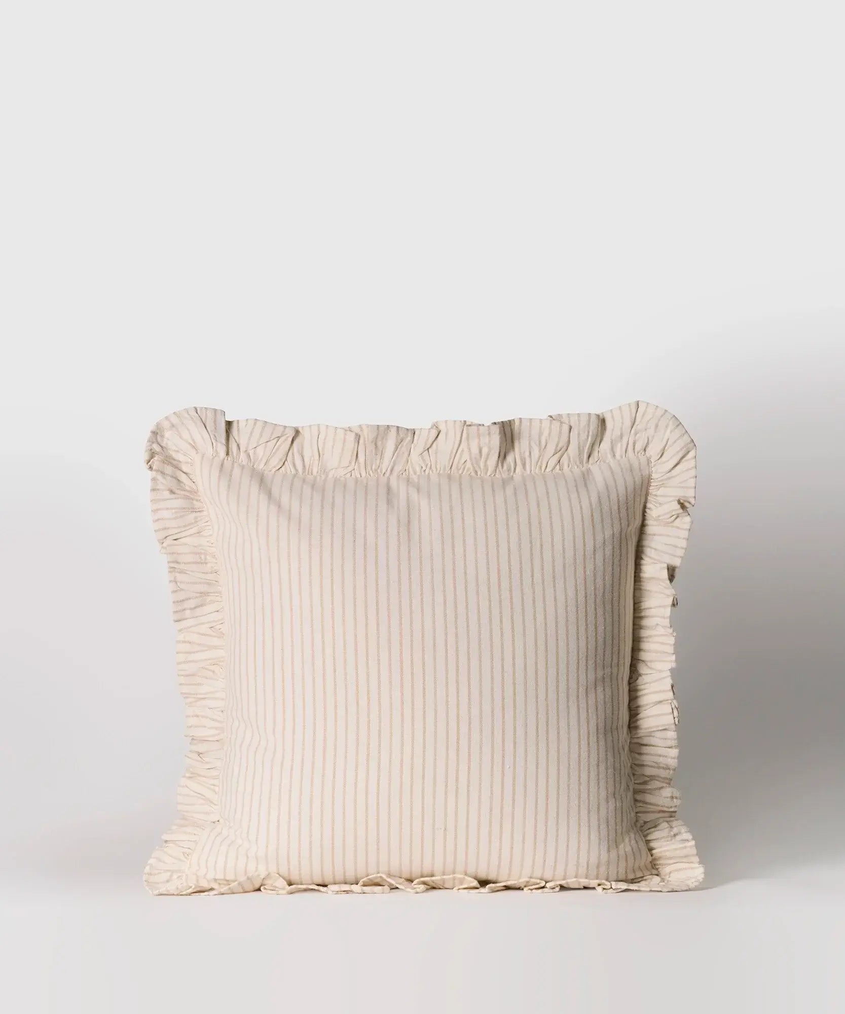 Cojín Vuelos de Lounge, tamaño 45 x 45 cm, con líneas y vuelos decorativos en color claro.