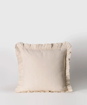 Cojín Vuelos de Lounge, tamaño 45 x 45 cm, con líneas y vuelos decorativos en color claro.