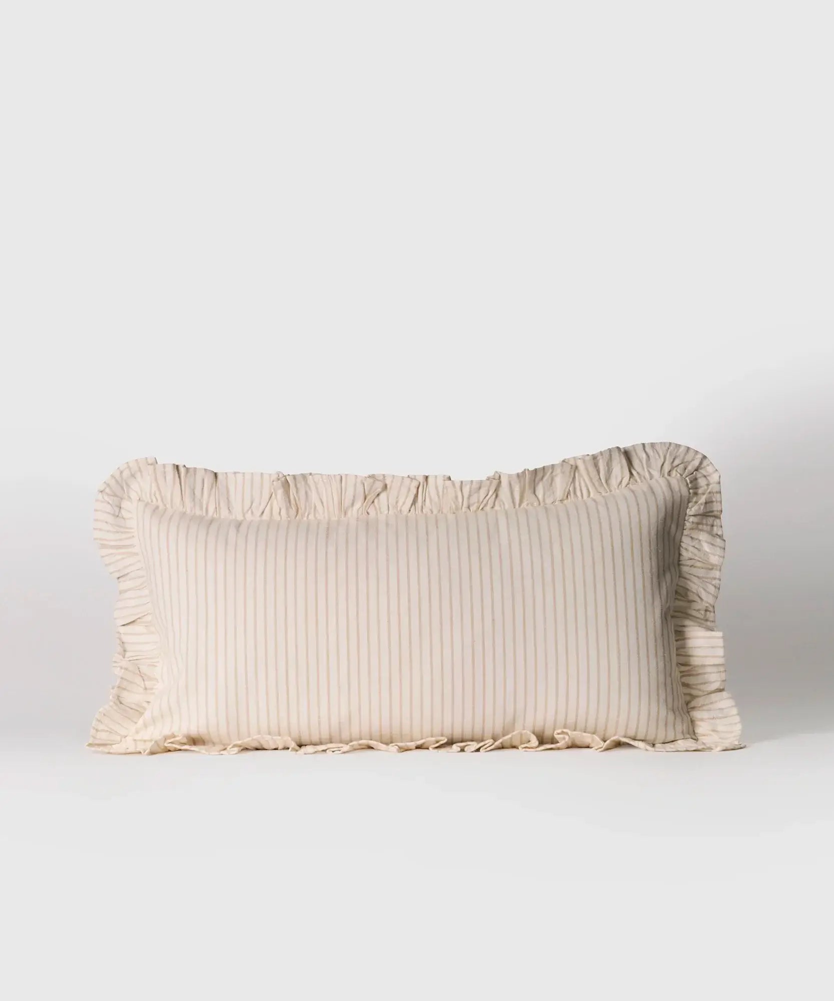 Cojín Vuelos Lounge con líneas y vuelos, tamaño 30 x 60 cm, ideal para decorar.