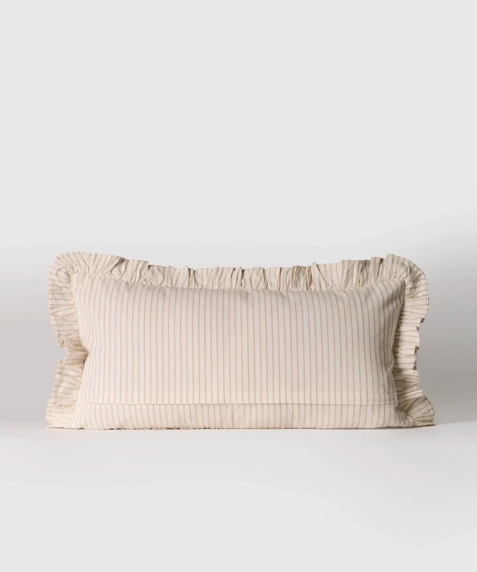 Cojín Vuelos de Lounge, tamaño 30 x 60 cm, con diseño de líneas y vuelos decorativos.