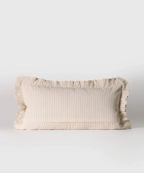Cojín Vuelos de Lounge, tamaño 30 x 60 cm, con diseño de líneas y vuelos decorativos.