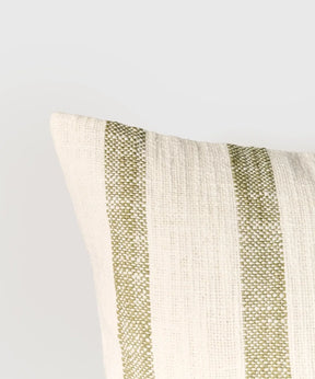 Cojín Líneas de algodón con diseño de líneas de la marca Lounge, tamaño 30 x 60 cm.
