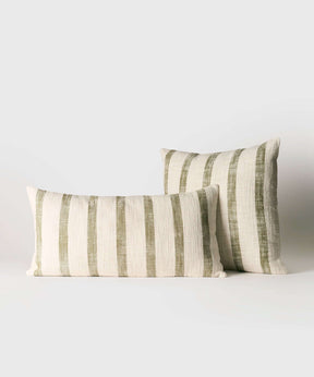 Cojín Líneas de algodón con diseño de líneas. Tamaño 30 x 60 cm. Marca Lounge.