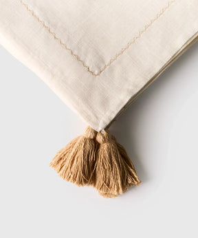 Manta Palmeras Bordadas de Lounge con bordado y tassel en color beige.