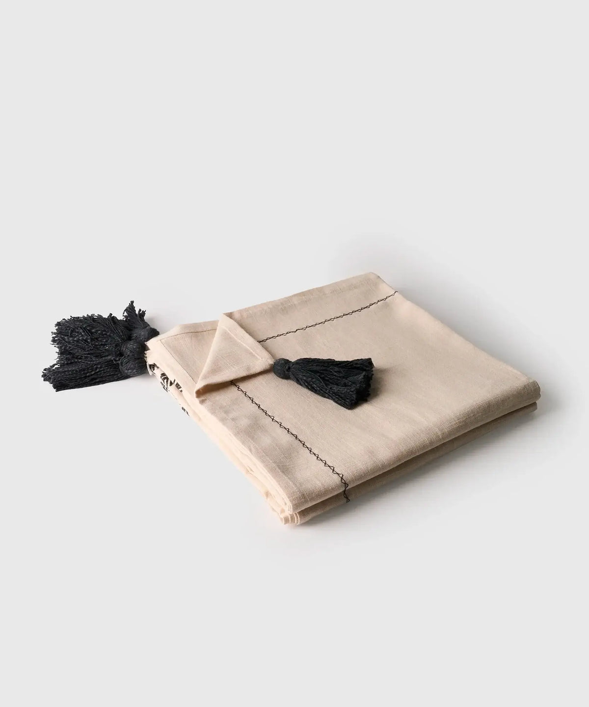 Manta Palmeras Bordadas de algodón con tassels, marca Lounge, tamaño de 120 x 230 cm.