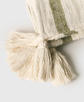 Manta Líneas de Lounge con detalles de tassels en algodón, tamaño 120 x 230 cm, diseño elegante y moderno.