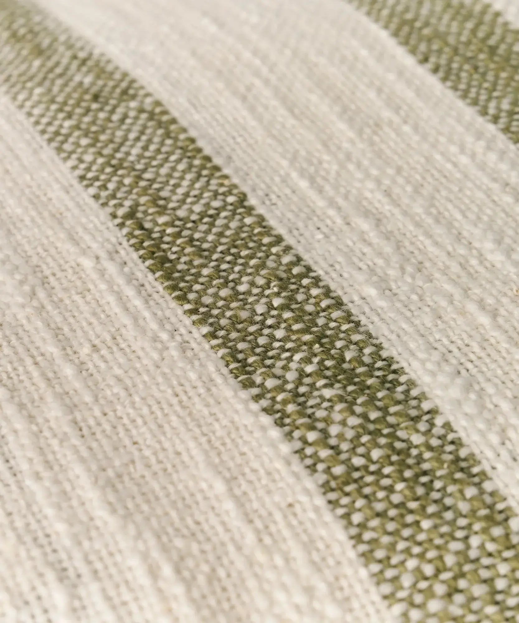 Manta Líneas de algodón con líneas verdes y tassels de Lounge, 120 x 230 cm.