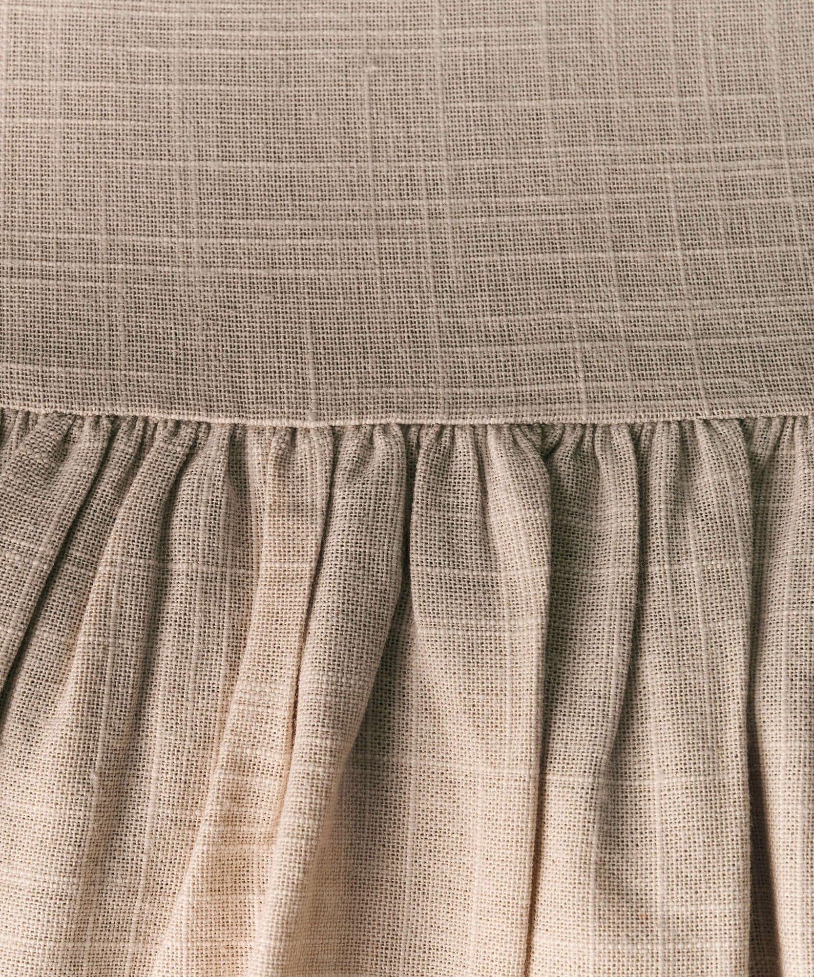 Piecera Vuelos de Lounge, textura suave y elegante, medida 100 x 240 cm, unicolor con vuelos.